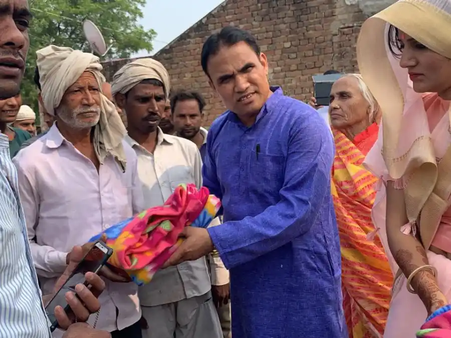 SKL representatives handing out blankets to community members